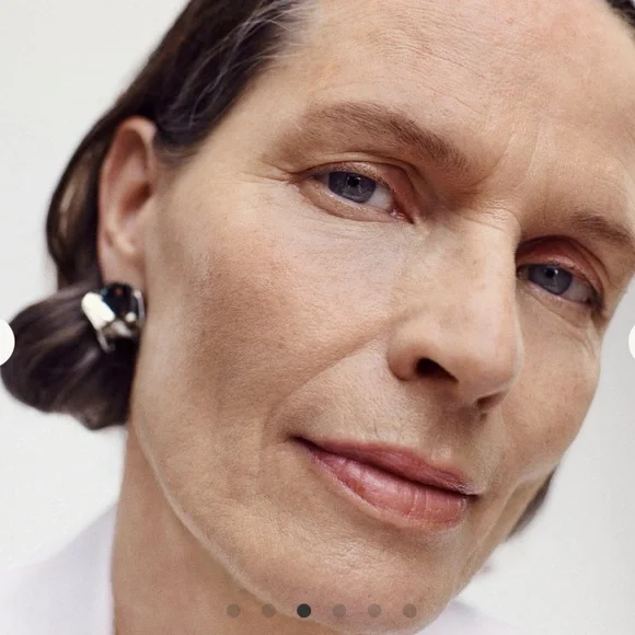 Merit “The Minimalist” Perfecting Complexion Stick in Linen - Picture 5 of 8